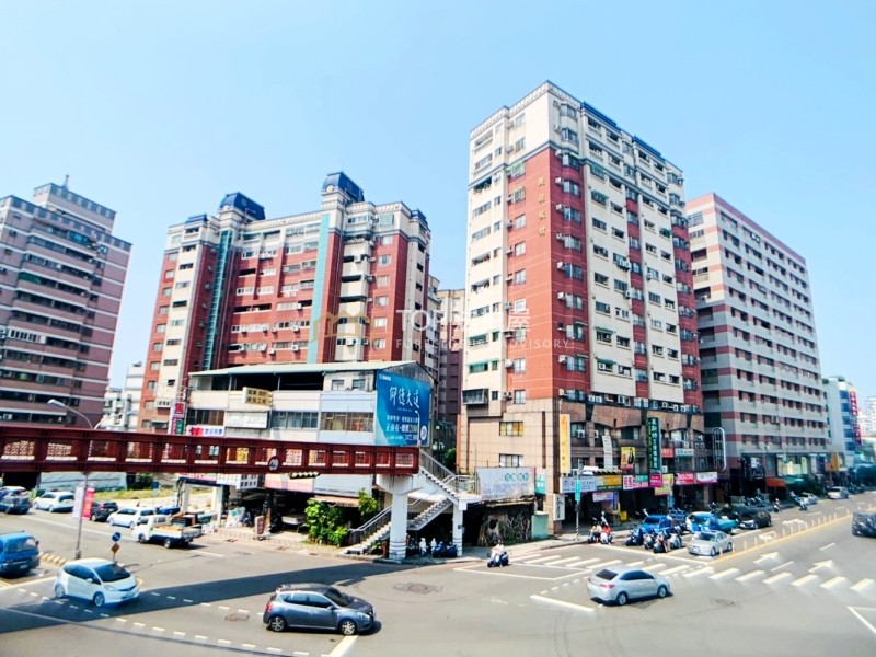 台中市南區崇倫北街19巷23號7樓之1｜震後宅｜親親校樹視野四房平車｜第 1 張｜TOP法拍屋