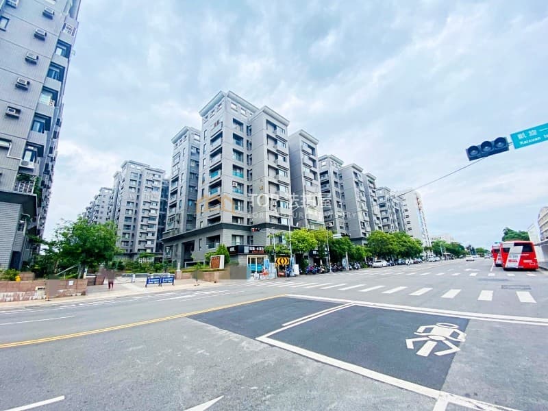 台中市西屯區文華路70號八樓之1｜大鵬新城三房平車｜第 1 張｜TOP法拍屋