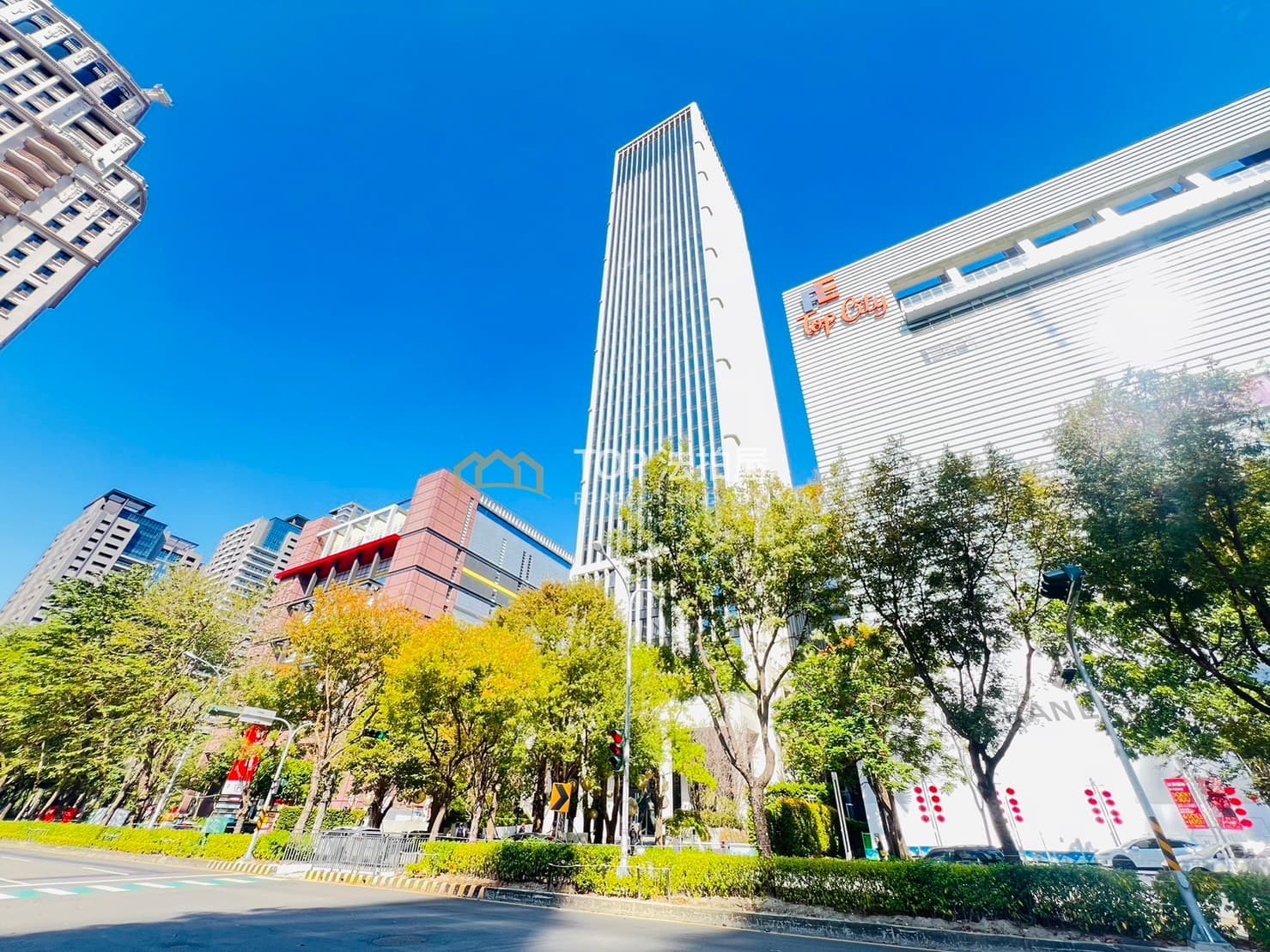 台中市西屯區市政北七路98號30樓之2｜聯聚中雍大廈｜七期頂級豪辦4平車｜第 1 張｜TOP法拍屋