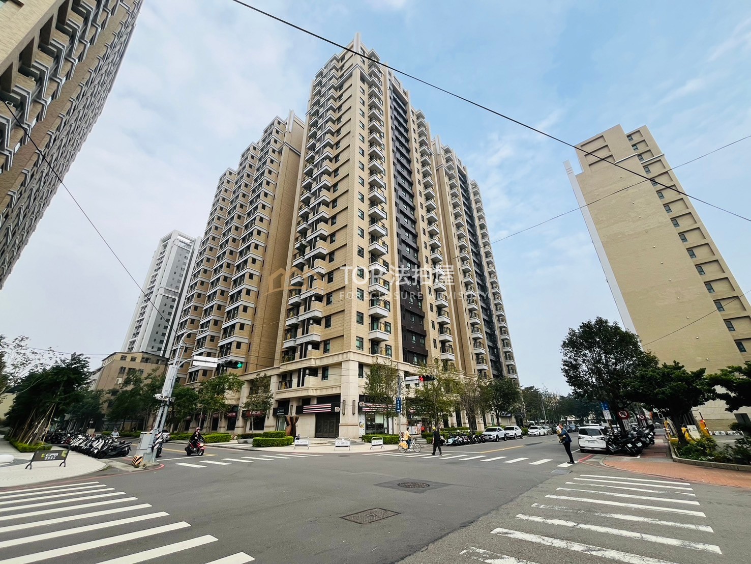 台中市北區育樂街62號11樓之1|微笑世紀雲品特區|邊間二房附平車|第 1 張|TOP法拍屋